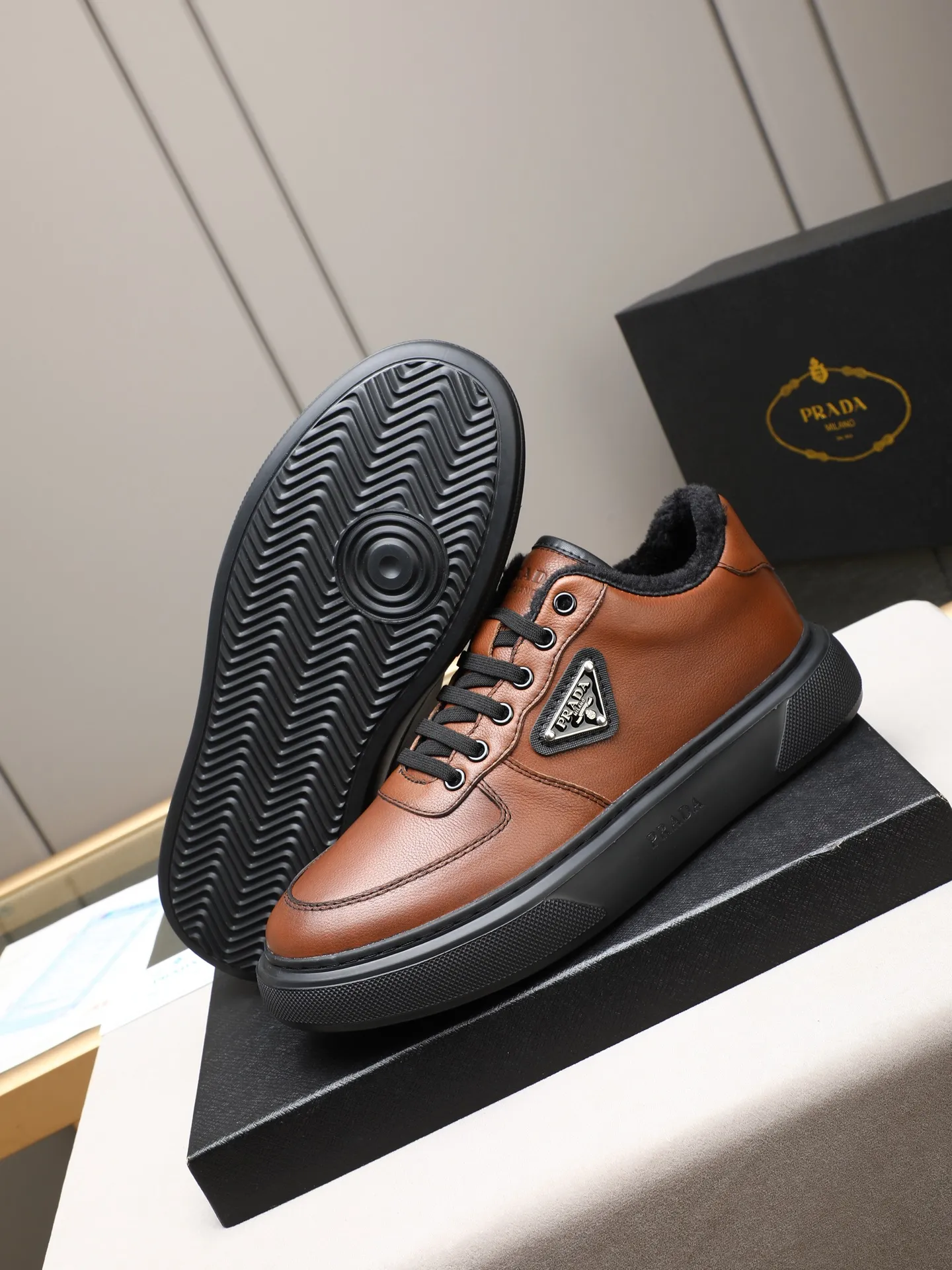 PP460 Prada/Prada men's new casual shoes, this upper is made of imported calfskin + velvet lining! The outside is decorated with the P family's classic metal triangle enamel logo, and the outsole is made of non-slip sports foam ultra-light outsole, which feels good on the feet and is a fashionable and fashionable item! Two colors to choose from!  Size: 38-44 (45 customized)